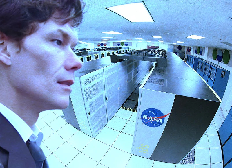 gary mackinnon e ao fundo uma sala com servidores da nasa