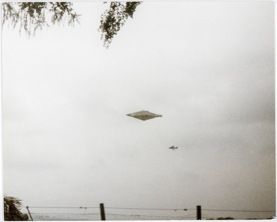 foto calvine, que mostra um ufo e um avião de combate ao fundo