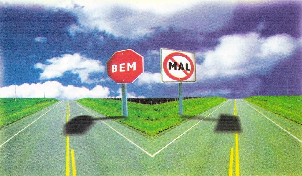 estrada com placa de bem de um lado e estrada com placa de mal do outro lado