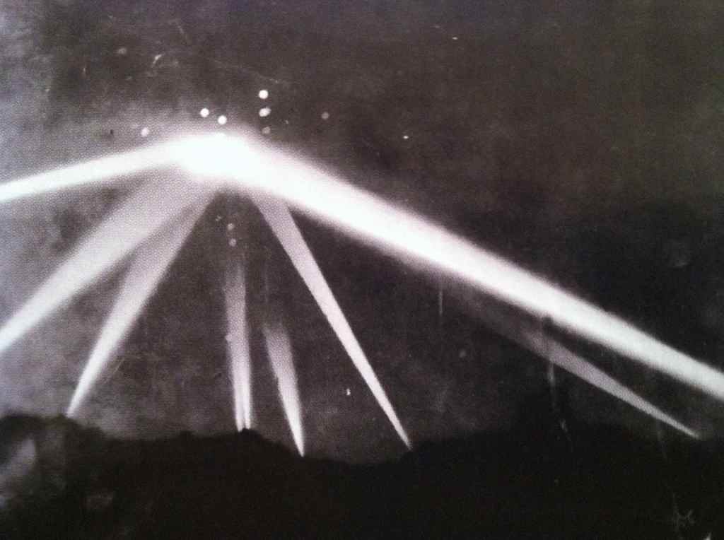 luzes focando em um ufo