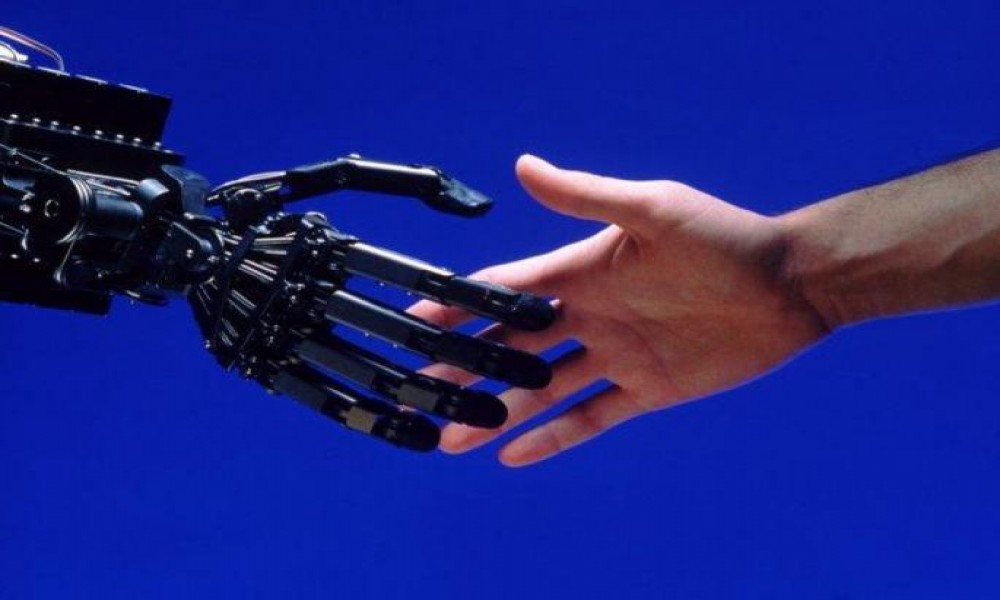 Mão humana cumprimentando mão robótica