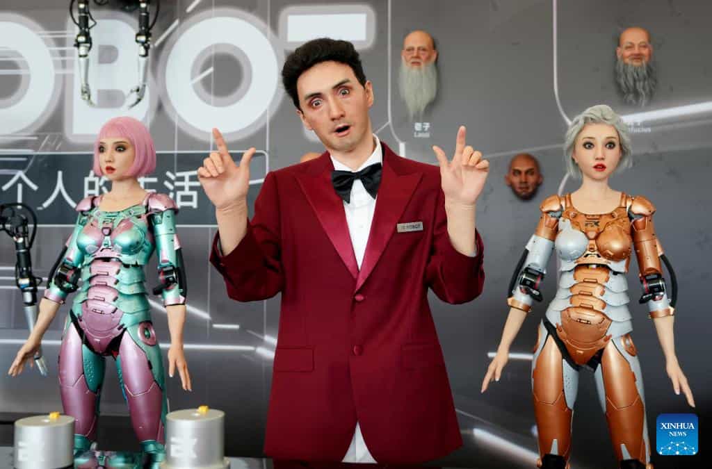 Robos ultra realistas sendo mostrado na wrc, conferência mundial de robôs, na china