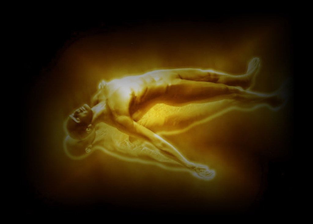 Um ser identico saindo de outro, sugerindo uma alma/espírito